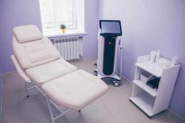 Kozmetoloji için tıbbi ekipman, lazer epilasyon makinesi, güzellik koltuğu. Güzellik kabinesi, güzellik salonu iç dekorasyonu.