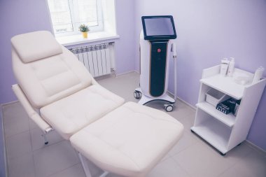 Kozmetoloji için tıbbi ekipman, lazer epilasyon makinesi, güzellik koltuğu. Güzellik kabinesi, güzellik salonu iç dekorasyonu.
