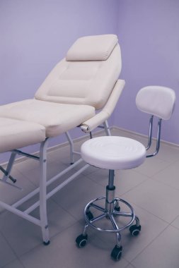 Kozmetoloji için tıbbi ekipman, lazer epilasyon makinesi, güzellik koltuğu. Güzellik kabinesi, güzellik salonu iç dekorasyonu.