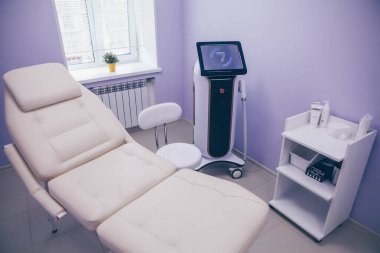 Kozmetoloji için tıbbi ekipman, lazer epilasyon makinesi, güzellik koltuğu. Güzellik kabinesi, güzellik salonu iç dekorasyonu.