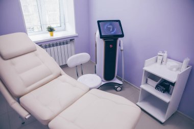 Kozmetoloji için tıbbi ekipman, lazer epilasyon makinesi, güzellik koltuğu. Güzellik kabinesi, güzellik salonu iç dekorasyonu.