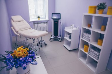 Kozmetoloji için tıbbi ekipman, lazer epilasyon makinesi, güzellik koltuğu. Güzellik kabinesi, güzellik salonu iç dekorasyonu.