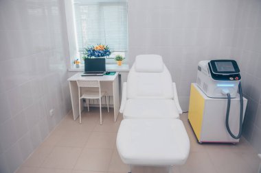Kozmetoloji için tıbbi ekipman, lazer epilasyon makinesi, güzellik koltuğu. Güzellik kabinesi, güzellik salonu iç dekorasyonu.