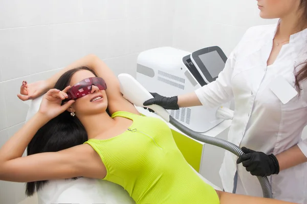 Laser Epilering Och Kosmetologi Skönhetssalong Hårborttagningsförfarande Laser Epilering Kosmetologi Spa — Stockfoto