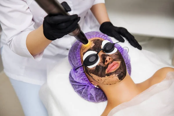 Proces Peelingu Laserowego Salonie Kosmetycznym Laserowe Impulsy Oczyszczają Skórę Twarzy — Zdjęcie stockowe