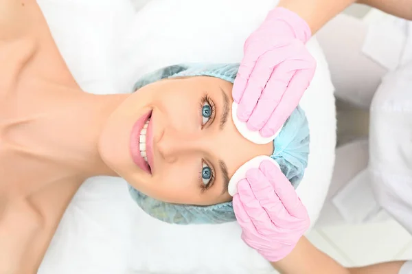 Hermosa Mujer Feliz Recibiendo Tratamiento Spa Cosmetólogo Salón Belleza Limpiando — Foto de Stock