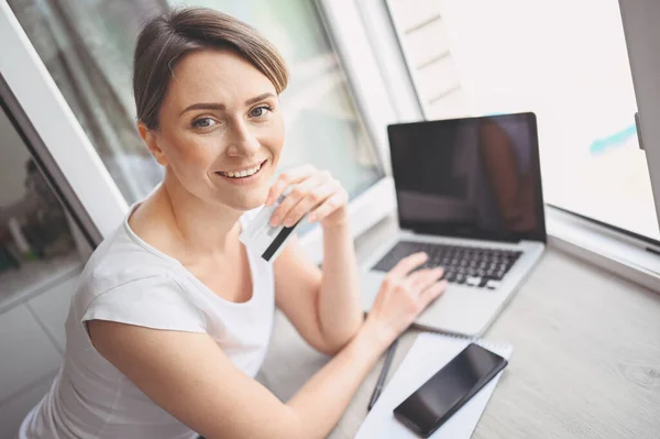 Hermosa Mujer Feliz Con Tarjeta Crédito Mano Uso Teclado Ordenador — Foto de Stock