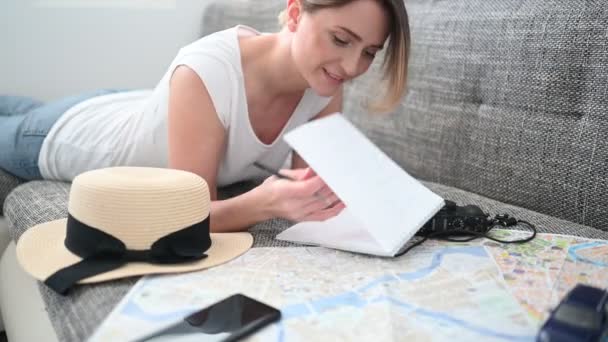 Giovane Donna Felice Pianificazione Viaggio Vacanza Casa Dopo Fine Della — Video Stock