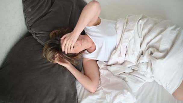 Καταθλιπτική Γυναίκα Βασανισμένη Από Ανήσυχο Ύπνο Είναι Εξαντλημένη Και Υποφέρει — Αρχείο Βίντεο