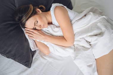 Depresyondaki kadın huzursuz uykusuzluktan bitkin düşmüş ve uykusuzluk, kötü rüyalar, kabuslar, psikolojik sorunlar yaşıyor. Rahatsız edici yatak ya da yatak. Uyku eksikliği.