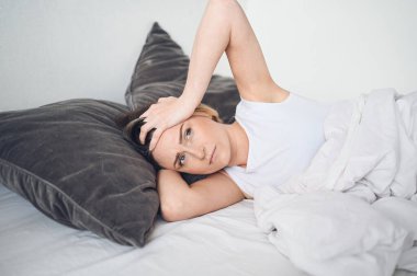 Depresyondaki kadın huzursuz uykusuzluktan bitkin düşmüş ve uykusuzluk, kötü rüyalar, kabuslar, psikolojik sorunlar yaşıyor. Rahatsız edici yatak ya da yatak. Uyku eksikliği.