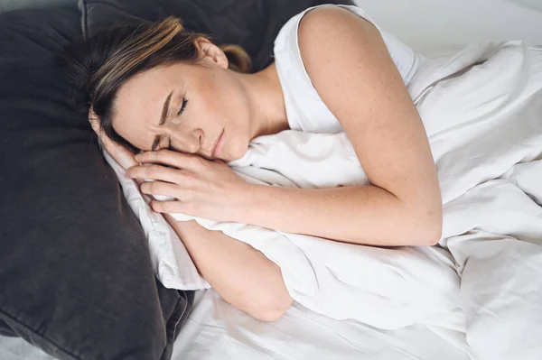 Mujer Deprimida Atormentada Por Sueño Inquieto Está Exhausta Sufre Insomnio — Foto de Stock