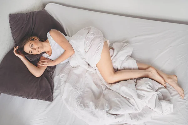 Atractiva Mujer Joven Sonriente Estirándose Cama Despertando Solo Concepto Feliz —  Fotos de Stock