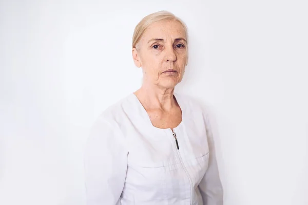 Anciana Madura Cansada Agotada Doctora Enfermera Con Una Bata Médica —  Fotos de Stock