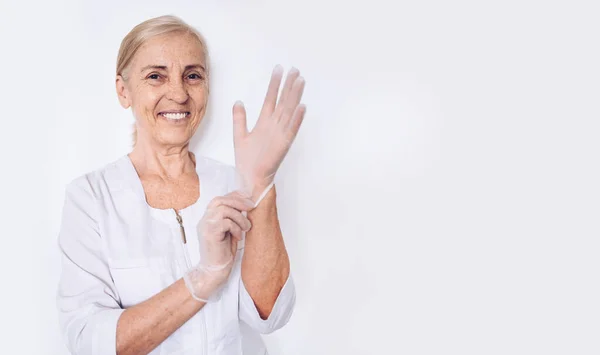 Orang Tua Tersenyum Bahagia Dokter Wanita Dewasa Atau Perawat Dalam — Stok Foto