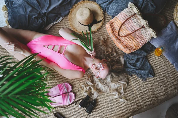 Mulher Loira Sexy Feliz Maiô Rosa Imitando Verão Praia Férias — Fotografia de Stock
