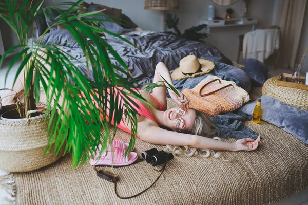 快乐性感的金发女人穿着粉色泳衣在家里的卧室里模仿夏季海滩度假时间 旅游业中的考罗纳威斯情况 有趣的检疫 呆在家里 — 图库照片