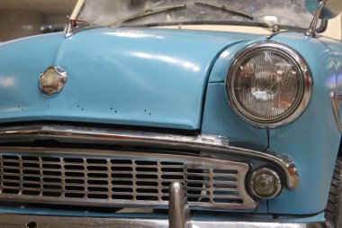 mavi araba Zaporozhets çatıda hediyeler ve kışın karla kaplı pencereler