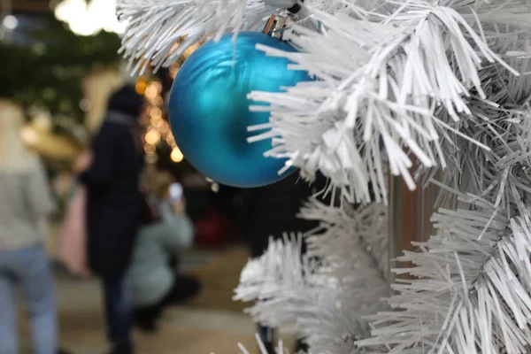 Beyaz Noel Ağacında Noel Ağacı Için Mavi Balo — Stok fotoğraf