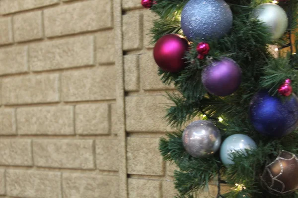 Kerstboom Met Ballen Beige Bakstenen Muur — Stockfoto