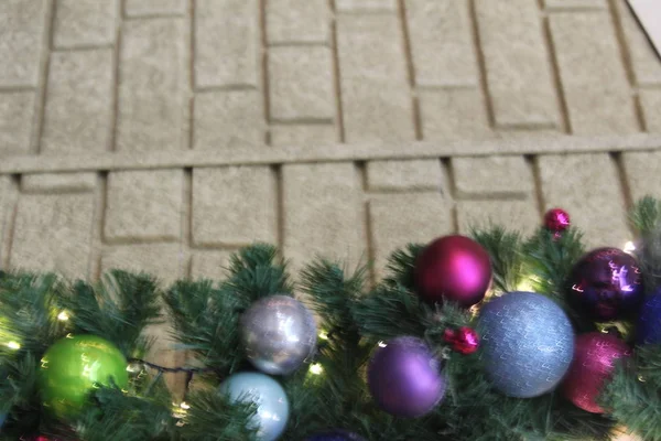 Bej Tuğla Duvarda Topları Olan Noel Ağacı — Stok fotoğraf