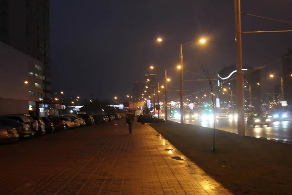 夜灯下的城市街道或大街 — 图库照片