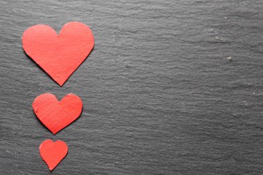 Aydınlık ya da gri arkaplanda kırmızı kalpler