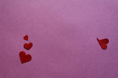 Pembe ya da fuşya arkaplanda kırmızı kalpler