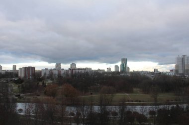 Akşamları yağmurdan önce şehir kara bulutlarla kaplanır.