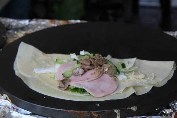 Une Crêpe Farcie Jambon Champignons Sauce Blanche Légumes Street Food — Photo