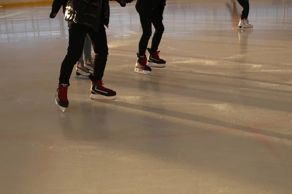 Mensen Schaatsen Ijs Ijsbaan — Stockfoto