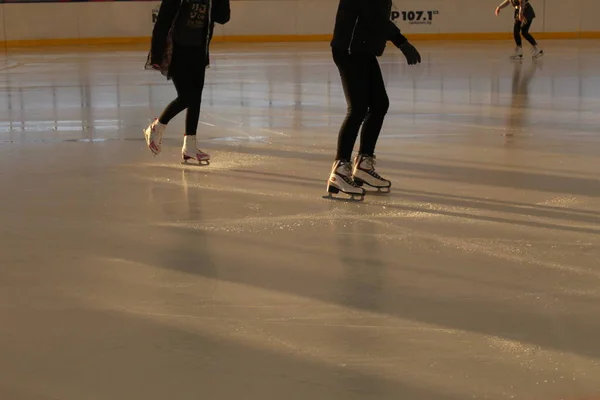 人々は氷の上でスケートをし — ストック写真