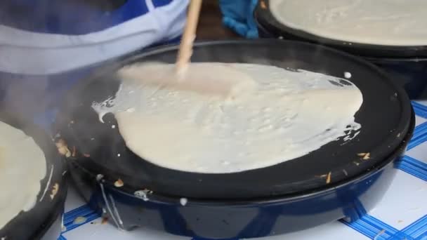 分发时 用棍子把煎饼面糊铺在锅上 — 图库视频影像