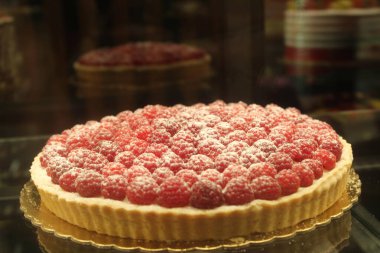 Pencerede ahududu turtası