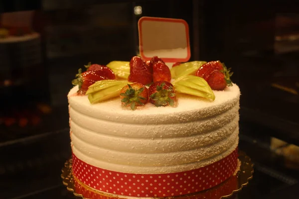 Weiße Sahnetorte Mit Frucht Erdbeeren Auf Dunklem Hintergrund — Stockfoto