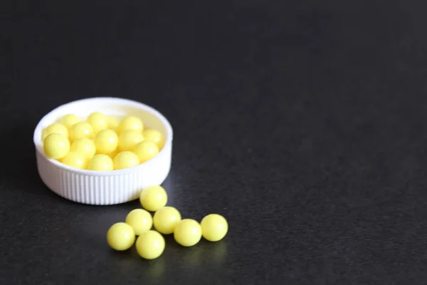 Vitaminok Tabletták Fehér Borítású Fehér Fekete Alapon — Stock Fotó