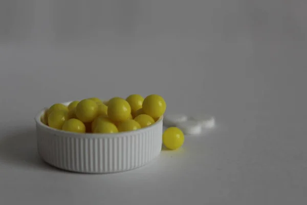 Vitamines Jaunes Sont Dans Couvercle Blanc Sur Fond Blanc — Photo