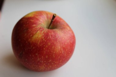 meyve kırmızısı Apple metin eklemek için bir yer ile beyaz arkaplanı kapat