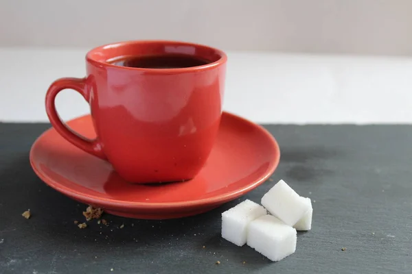 Café Una Taza Roja Platillo Coloca Una Piedra Gris Mesa — Foto de Stock