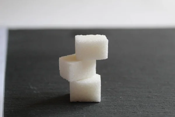 Tres Piezas Azúcar Apilan Una Encima Otra Sobre Fondo Gris — Foto de Stock