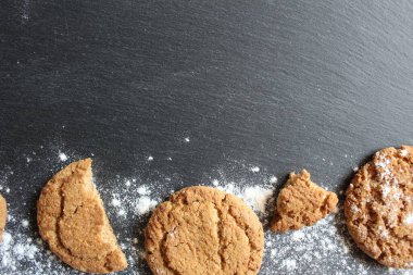 Gıda için arkaplan Koyu gri taş veya ev yapımı kurabiyelerden yapılmış çerçevenin altındaki siyah arkaplan metin, resim veya eşya eklemek için bir yer