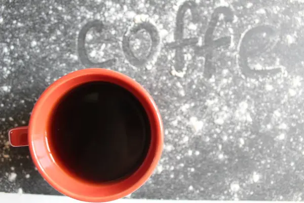 Siyah ya da gri arka planda beyaz kahve kelimesi yazılır ve yanında da metin için yeri olan kırmızı kupa kahve kupası bulunur.