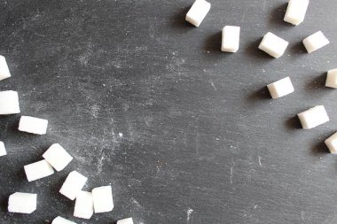 Fotokopi yeri olan siyah ya da gri arkaplanda şeker küpleri