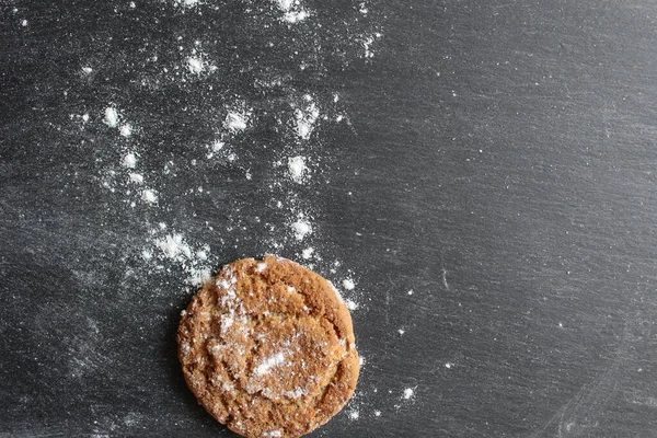 büyük yuvarlak ev yapımı çatlak kurabiyeler sol tarafta gri siyah taş arka planda metin ya da fotoğraf eklemek için boşluk ile