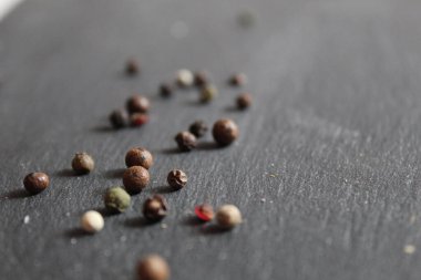 biber kokulu, siyah beyaz gri siyah karatahta arka planda