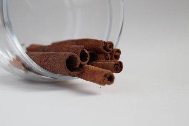 Tarçın çubukları masanın üzerinde beyaz bir zemin üzerinde metin eklemek için bir yer var