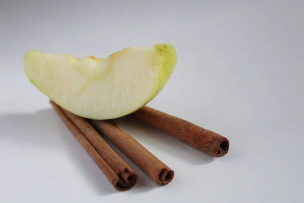 Tres Más Palitos Canela Cassia Una Rodaja Manzana Una Rodaja — Foto de Stock