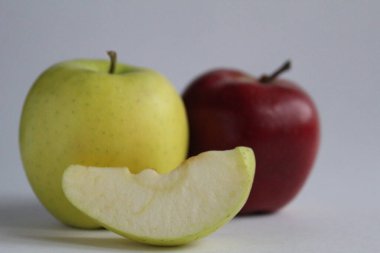 iki elma sarı yeşil ve kırmızı ve bir elma bir elma dilimi elma