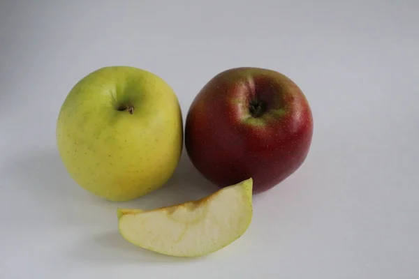 Плод Натюрморт Красный Зеленый Желтый Яблоко Половина Кусок Яблоко Ломтик — стоковое фото