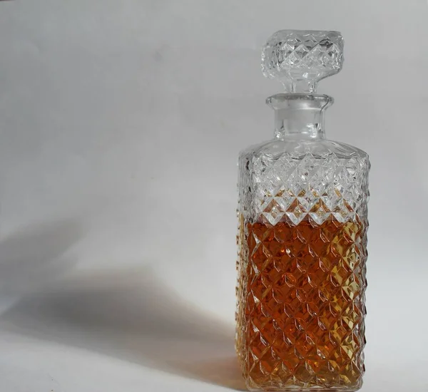 Decantador Damasco Estriado Una Botella Brandy Coñac Whisky Sobre Fondo — Foto de Stock